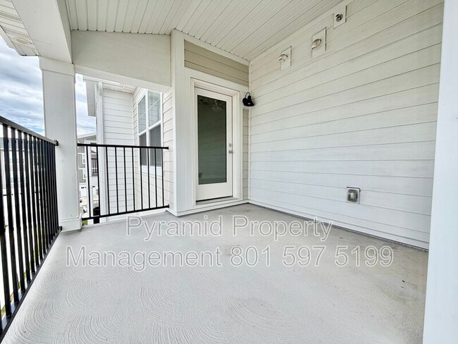 936 W Big Ben Ln
