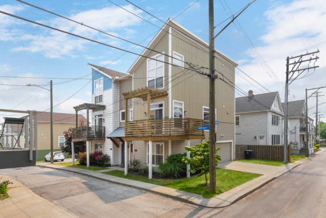 Photo - 721 University Ct