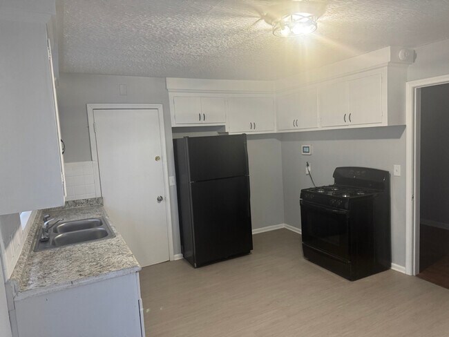 Photo - 5500 Chalmers St