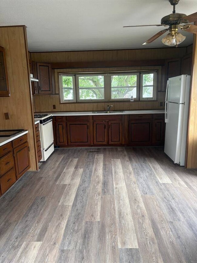 Photo - 461 W Lytle St