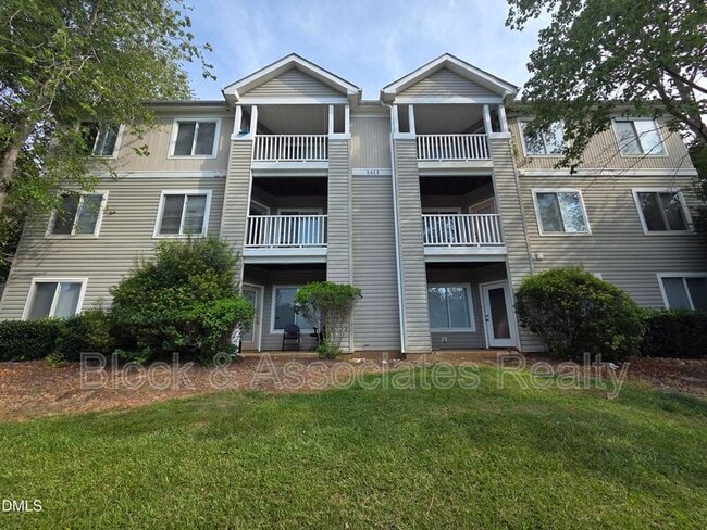 Building Photo - 1411 Collegiate Cir Unit #204