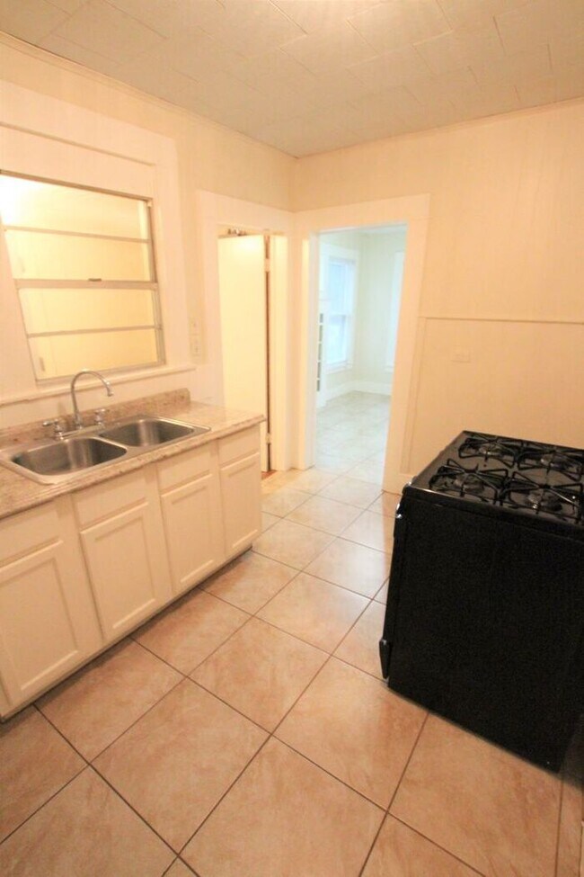 Tour Today! Cozy 2 Bedroom, 1 Bath Duplex Rental House Rental in