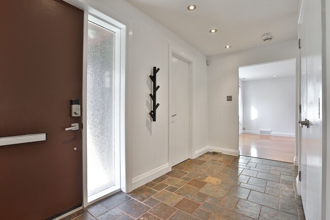 Building Photo - 46 Sandringham Dr.