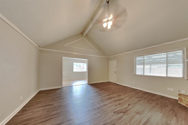 Photo - 29307 Atherstone St