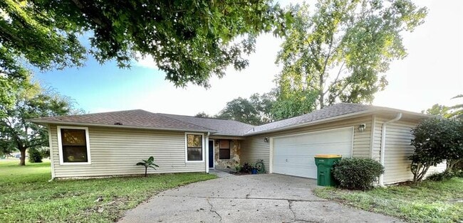 Building Photo - 413 Primrose Cir
