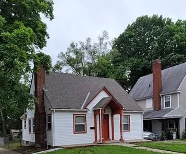 Building Photo - 4 Bedroom 2 Bath Home Ready For Move In to...