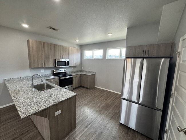 Photo - 1512 S Razorback Rd