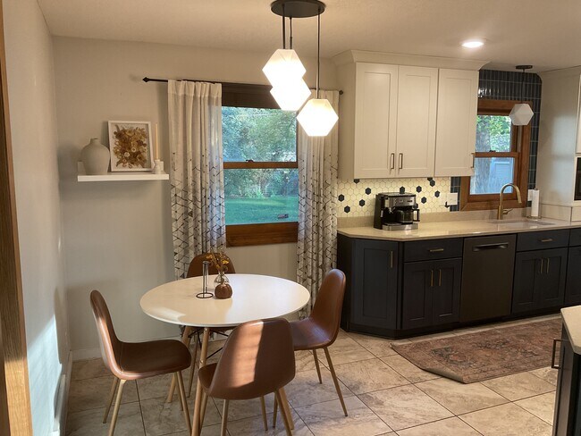 Photo - 945 Beacon Ln