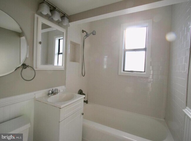 Building Photo - 2610 Tunlaw Rd NW Unit 301 Rental