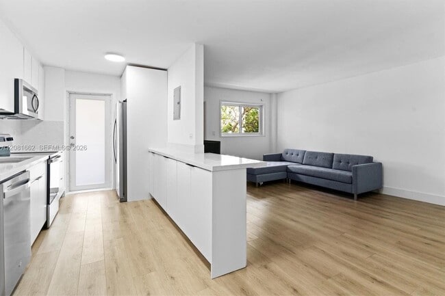 Building Photo - 1620 West Ave Unit 305