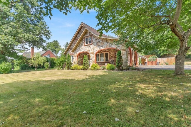 Photo - 1688 Overhill Rd