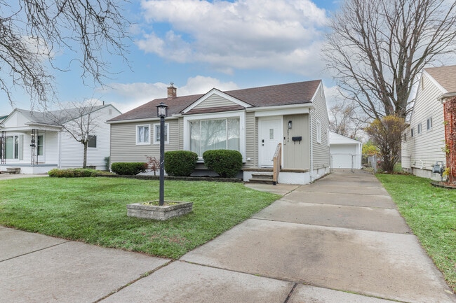 Photo - 29744 Rosslyn Ave