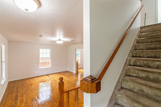 Photo - 633 Bradley St