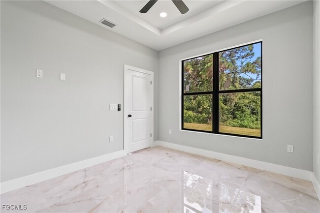 Building Photo - 907 W 9th St Rental