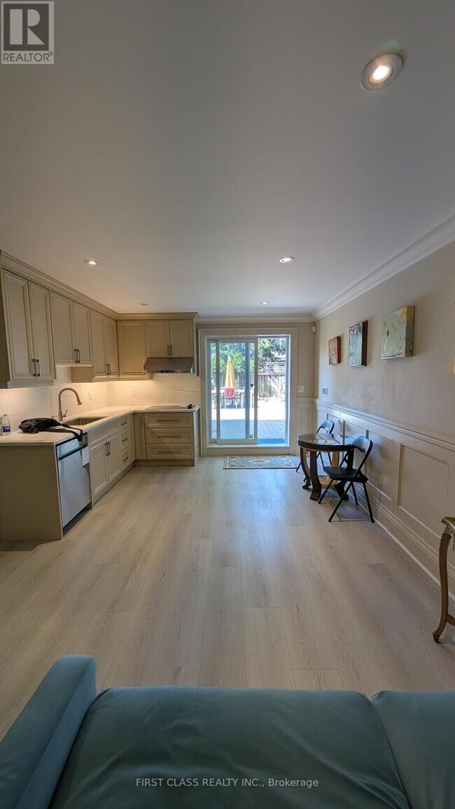 Photo - 424 Roehampton Ave