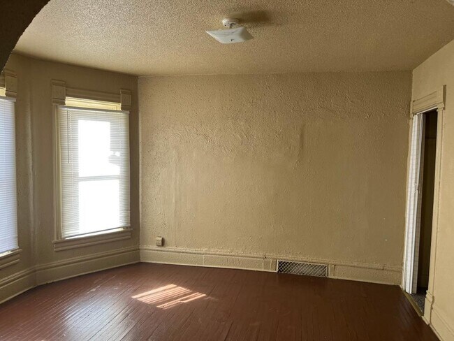 Photo - 512 W Broadway St