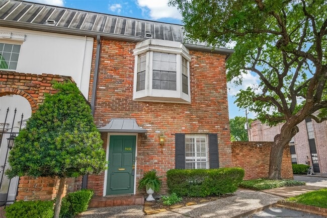 Building Photo - 7933 Woodway Dr Unit 6