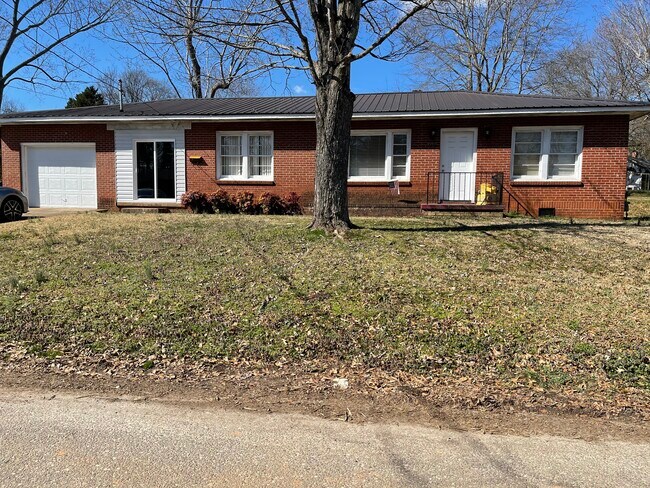 Front - 2203 2nd St NE