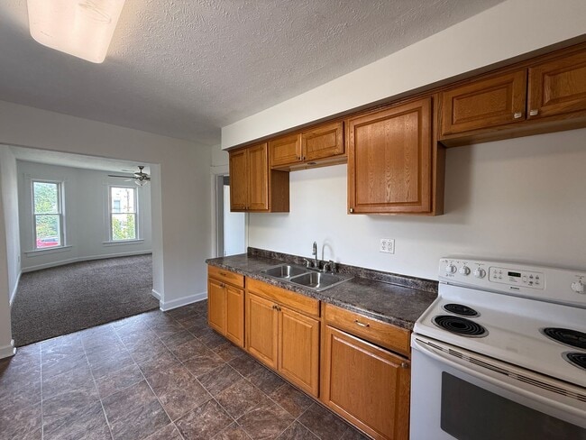 Building Photo - 942 W Edwards St Unit B Rental