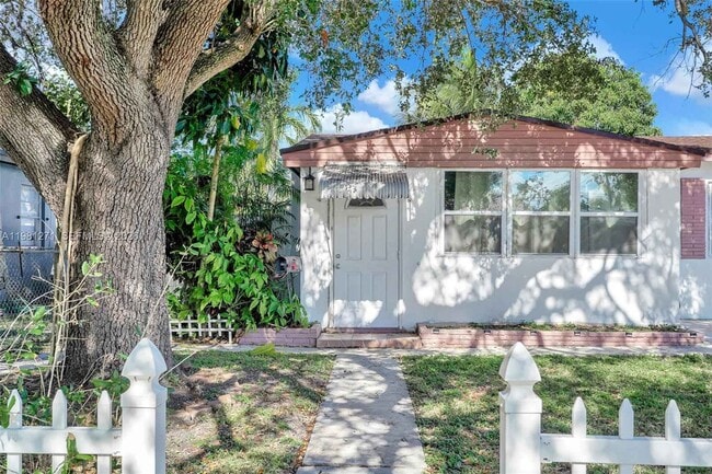 Building Photo - 2419 Coolidge St Unit B