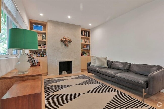 Building Photo - 405 NE 90th St Rental