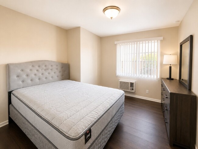 Photo - 721 W 30th St Unidad 12