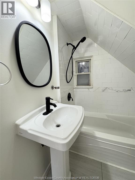 Photo - 1085 Langlois Ave