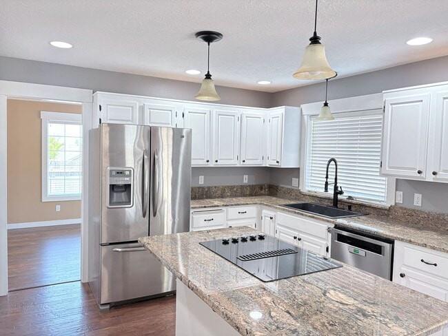 Photo - 4 Bedroom 2.5 Bathroom Home in NW Salem!