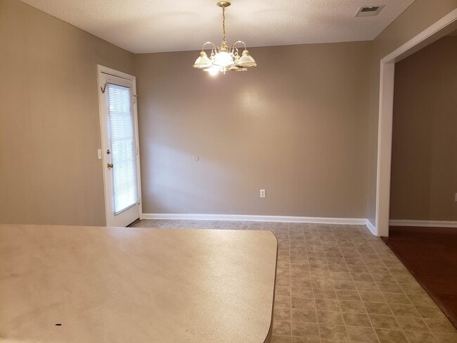 Photo - 118 Towne Park Dr W