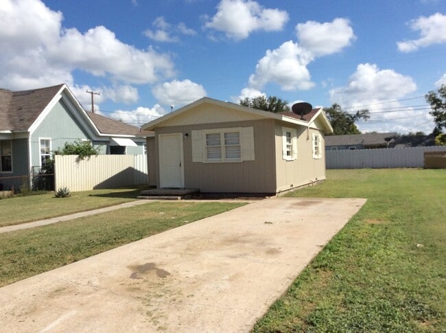 Photo - 208 SE 6th