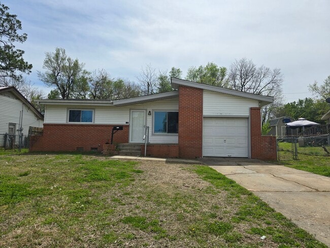 Building Photo - 3 bed 1 bath in Tecumseh! Rental