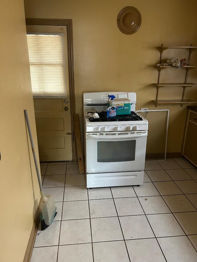 Building Photo - 8855 S Dorchester Ave Unit 2ndfloorr