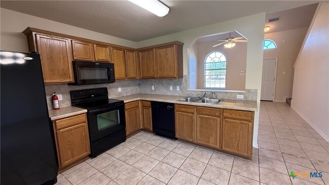 Building Photo - 2400 Price Dr