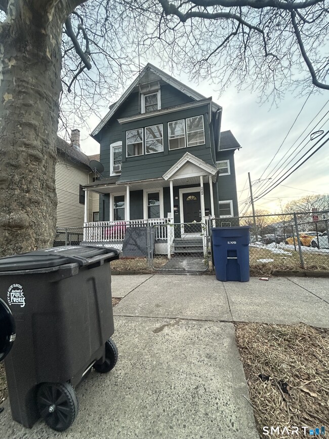 Building Photo - 222 Hallock Ave Unit 1