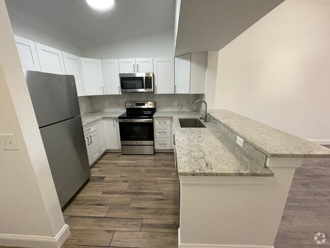 Building Photo - ANNUAL RENTAL - KEY ROYAL-2 BED 1 BATH THI... Unit 1333