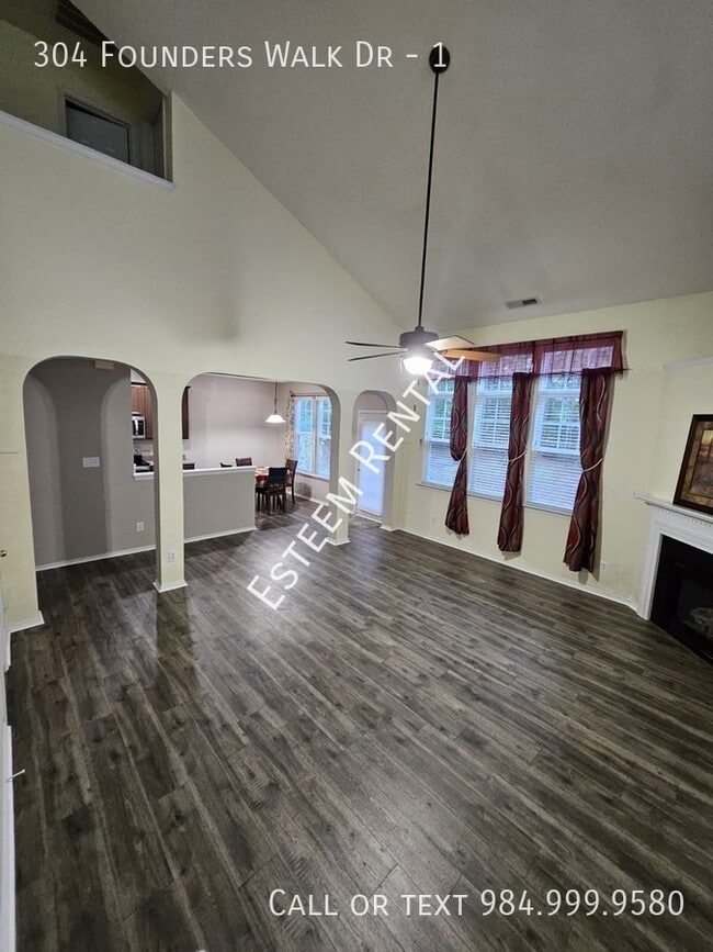 Photo - 304 Founders Walk Dr