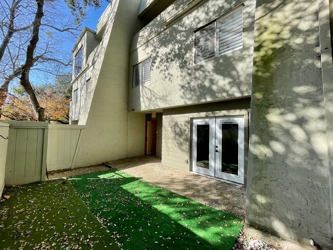 Building Photo - 3103 Eisenhauer Rd