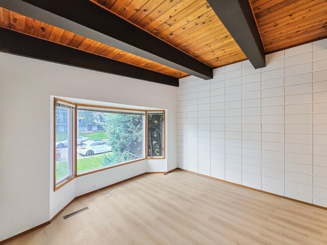 Photo - 612-656 56 Ave SW