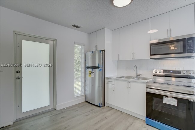 1335 NE 5th St Unit 3