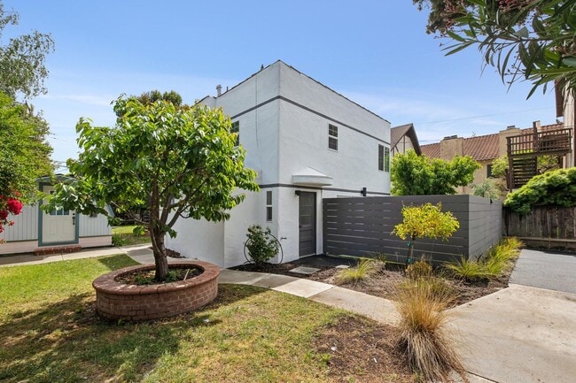 Photo - Newly Renovated Historic 1-Bedroom in Downtown North (Palo Alto) Unidad Everett 558-A