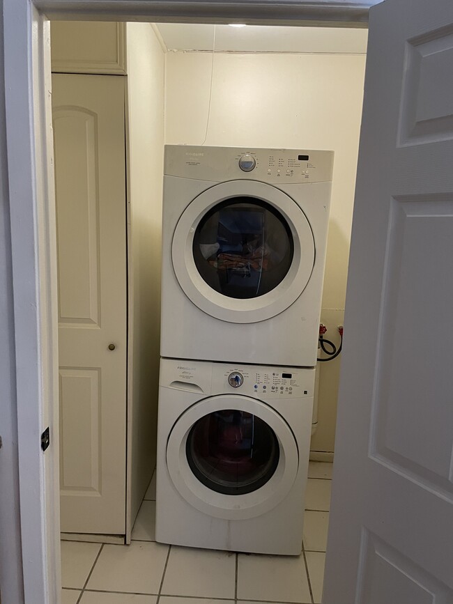 Washer and dryer. Water heater is in the cabinet to the left. - 1230 Mandeville St Unit B