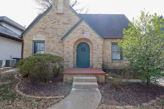 Building Photo - 3 Bed | 2 Bath in Midtown!