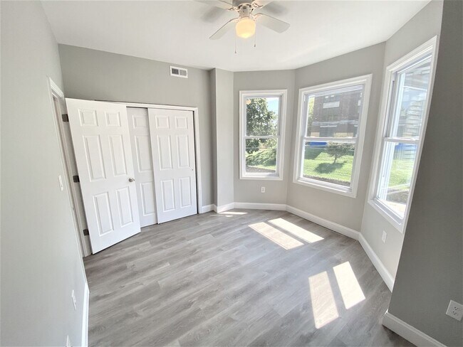 Photo - 439 E Washington Ln Unidad 2