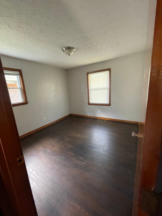 Photo - 710 Tamarack Rd