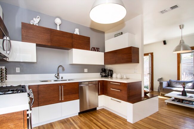 Photo - 2161 Ewing St