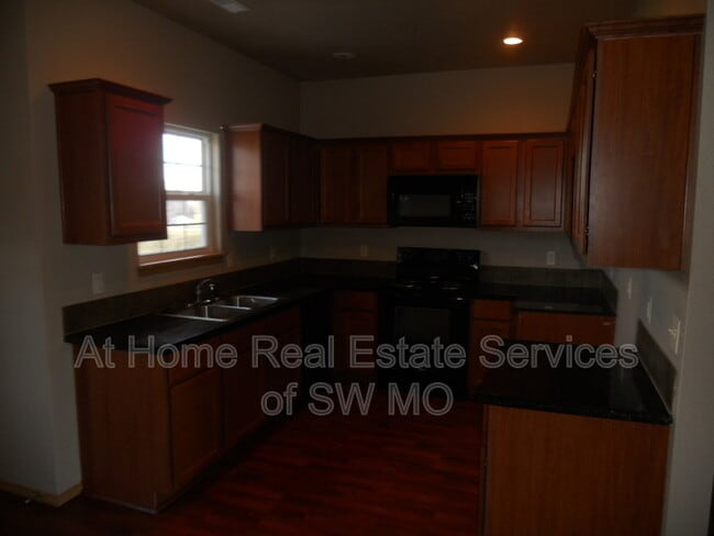 Photo - 650 Rilynn Ave