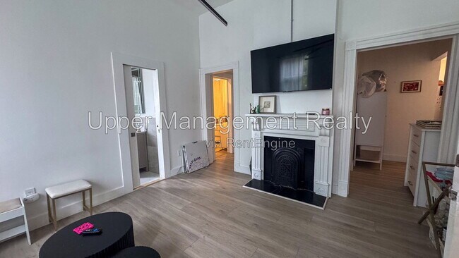 Photo - 7214 Oak St