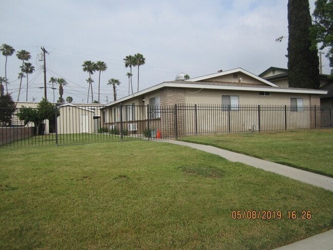 Building Photo - IMMACULATE DUPLEX - GREAT LOCATION Rental