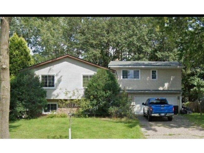 Building Photo - 504 Crestview Dr S Rental