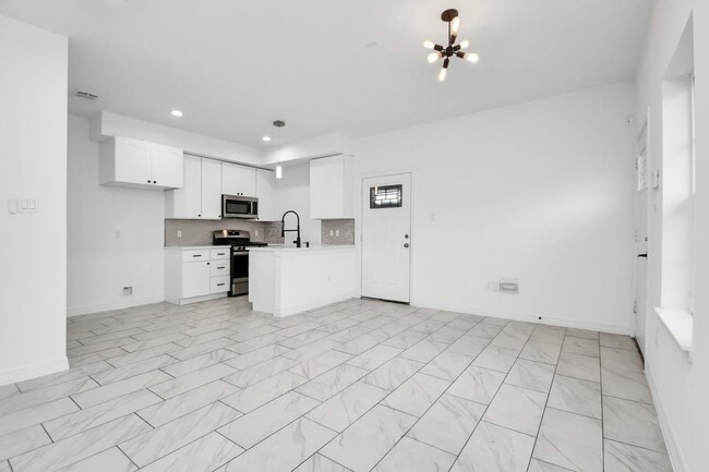 Building Photo - 9003 Prairie View Dr